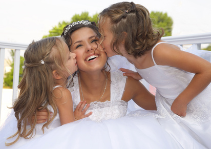Lifestyle Portal für Ihre Hochzeit - Braut mit Blumenkindern am Hochzeitstag